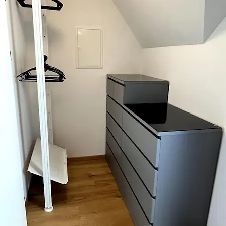 Premium Penthouse Studio - Ac, Laundry, Balcony, Parking