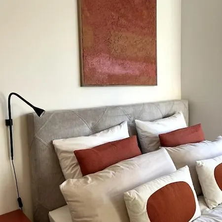 Premium Penthouse Studio - Ac, Laundry, Balcony, Parking زيورخ